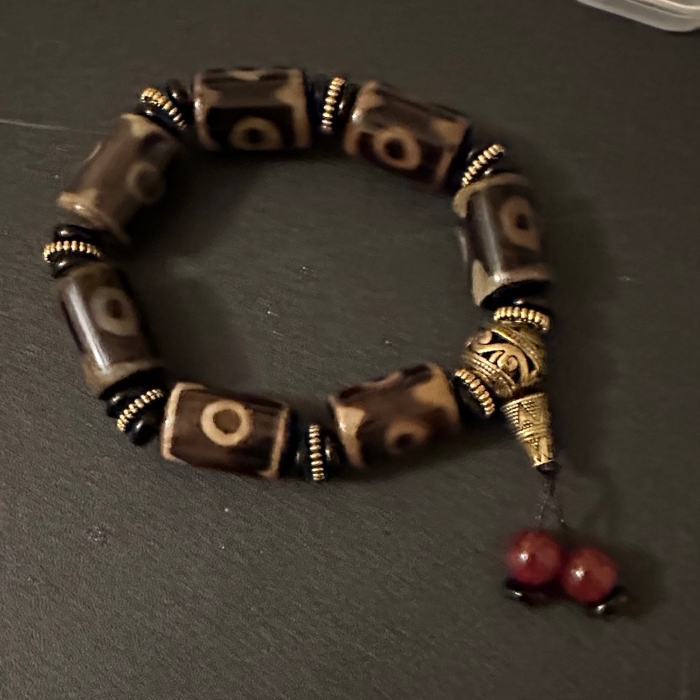 Beaded Bracelet With Unique Patterns - image 1